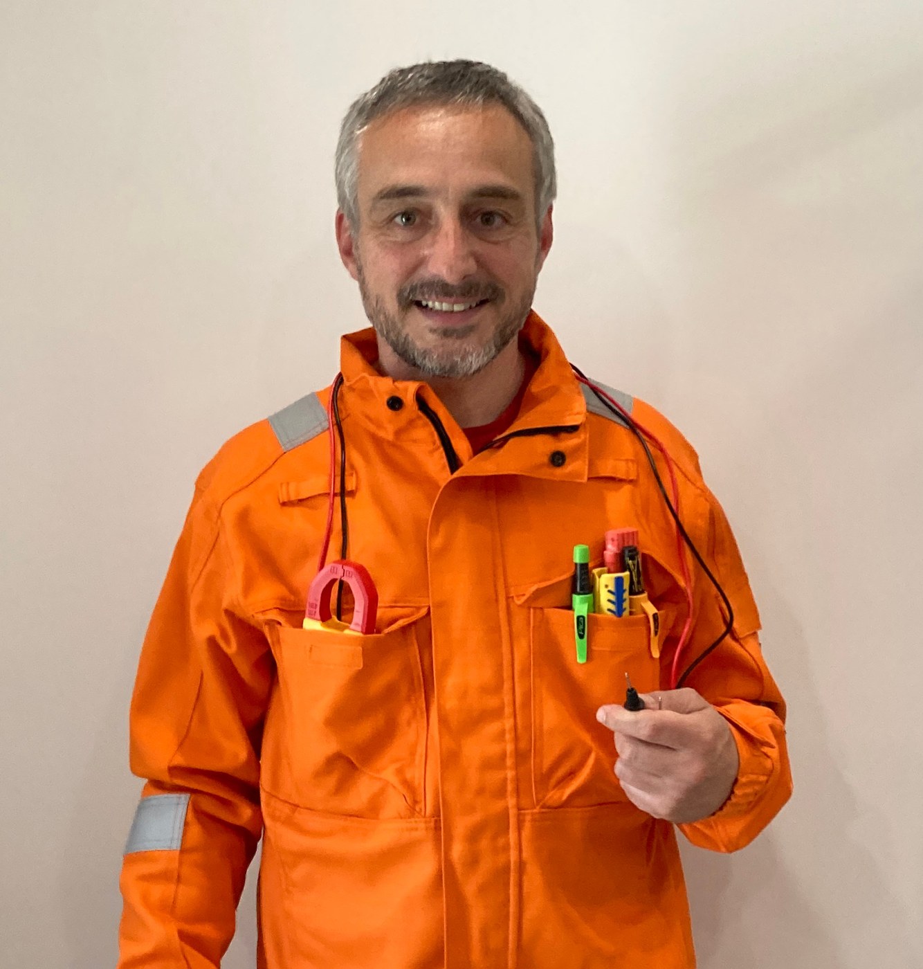 Lionel Luqué en tenue d'électricien